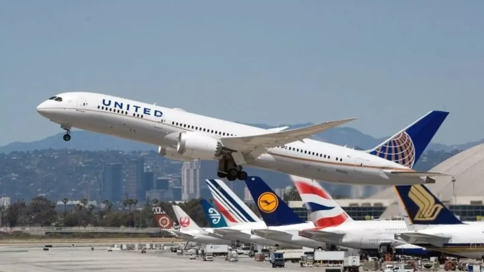 United Flight Turns Back to Las Vegas After Crew Spots Passenger's Hijack Text; Man Arrested