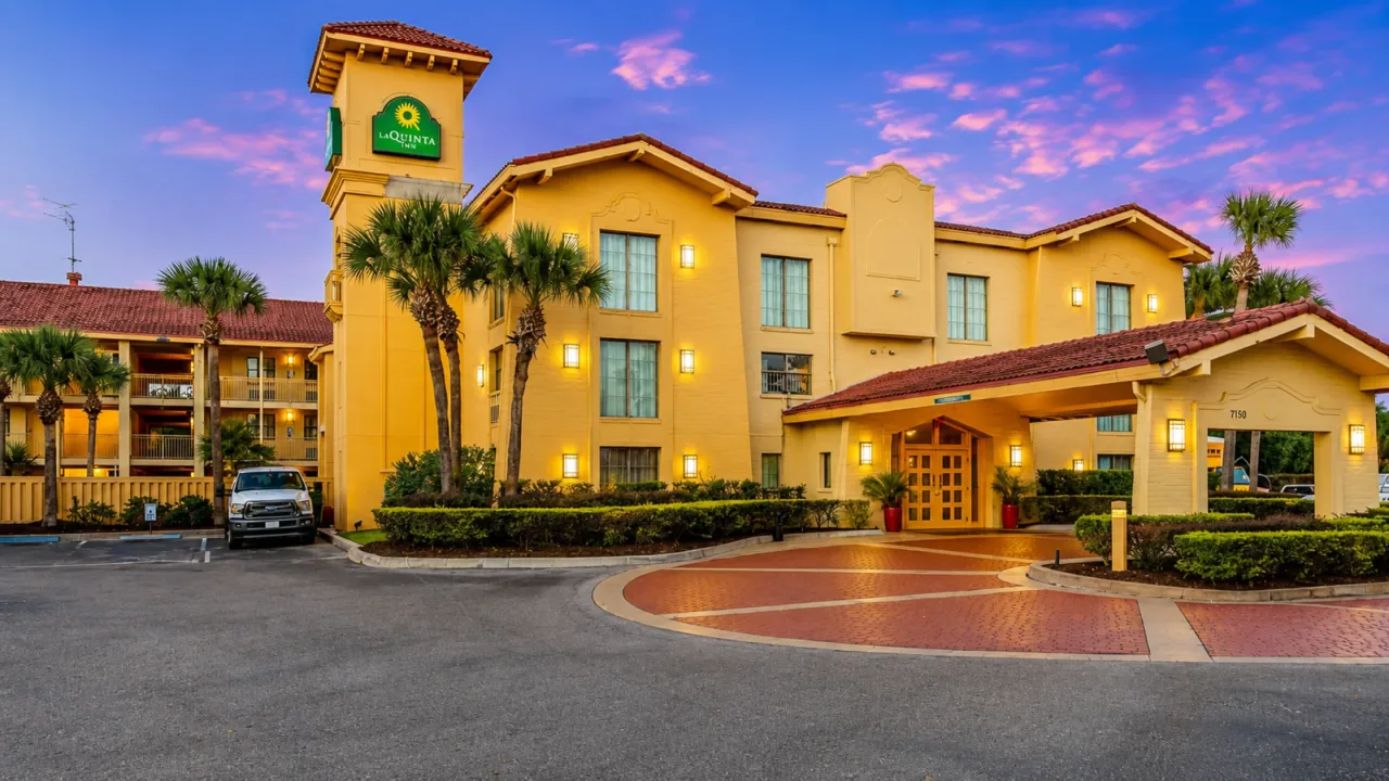 La Quinta Inn & Suites by Wyndham Orlando Airport